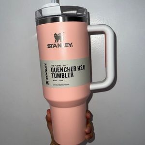 stanley 40 oz tumbler in peach